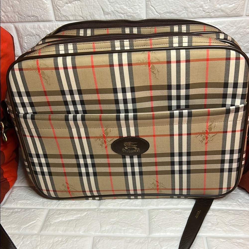Burberry Beige Checkered Men's or Women’s Travel 🧳 Bag